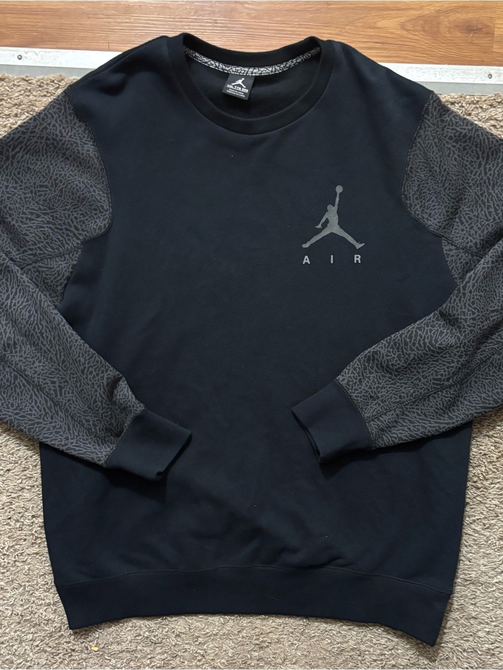 Jordan Mens XXL Air Black Crewneck Sweatshirt patterned Sleeves Like New